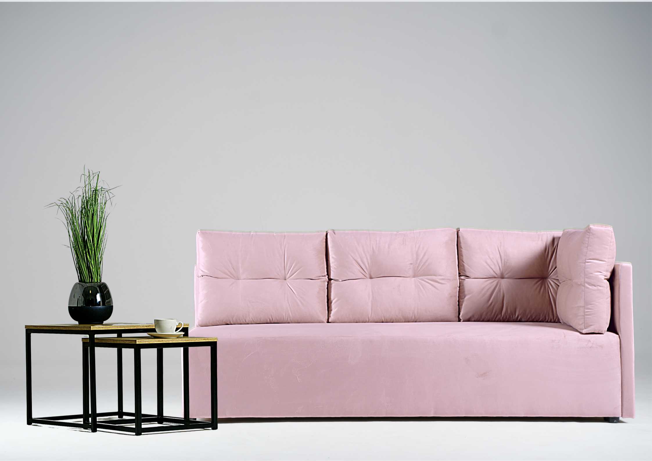 Różowa sofa do salonu